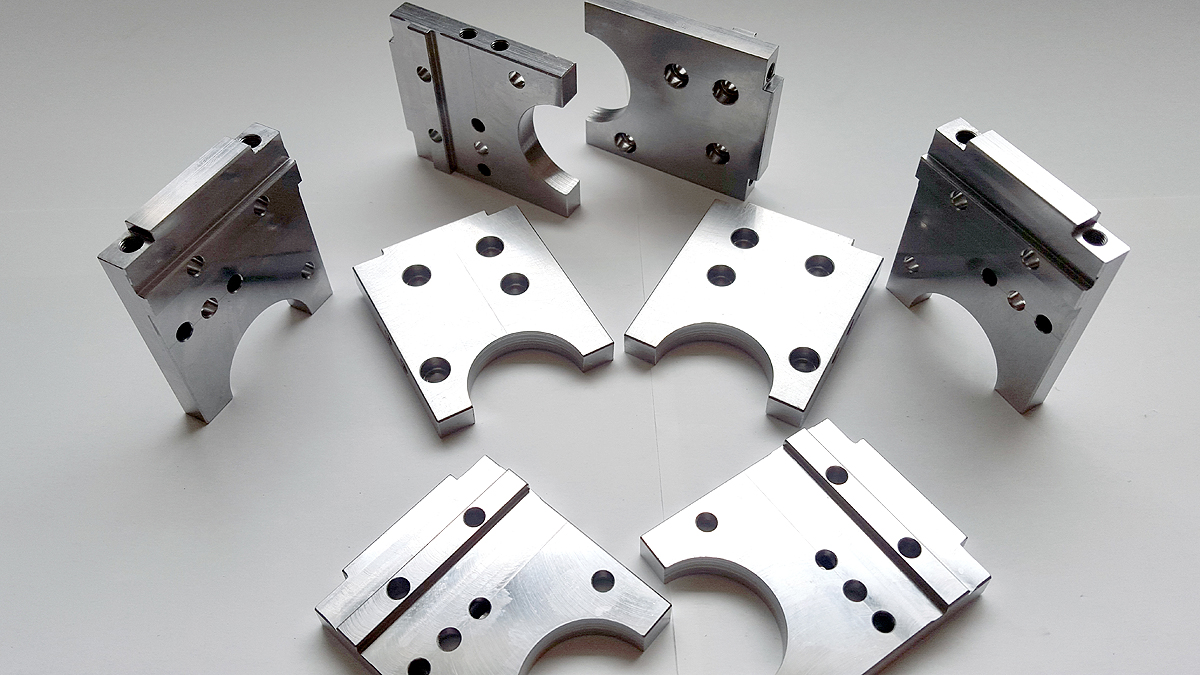 Gefräste Metallbauteile mit Bohrungen und Konturen aus der MANUKON-Fertigung